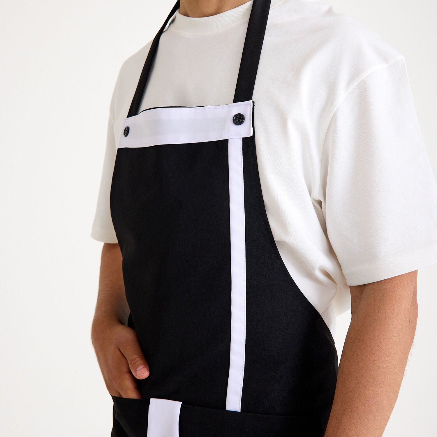 Siyah Beyaz Askılı Cepli Önlük